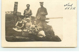 Serbie - NISCH - RPPC - Un Militaire, Avec Des Femmes Près D'une Falaise, L'une Avec Un Chien Dans Les Bras - Servië