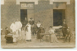 Carte Photo - Commerce - Groupe Devant Un Café, Les Enfants Portant Des épuisettes - Cafes