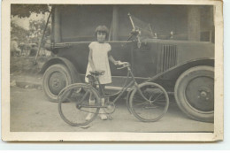 Carte Photo - Fillette Tenant Un Vélo Devant Une Voiture - Toerisme