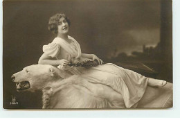 Carte Photo - Femme Allongée Sur Une Peau D'un Ours Blanc - Femmes