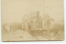 Carte Photo - Militaires Autour D'une Locomotive - Altri & Non Classificati