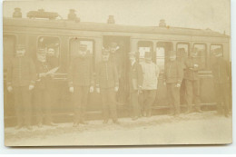 Carte Photo - Militaires Devant Un Wagon - Sonstige & Ohne Zuordnung