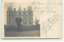 Carte Photo à Localiser - Homme Marchant Dans L'allée D'un Château - Other & Unclassified