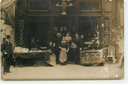 Carte Photo - Commerce - Groupe D'hommes Et De Femmes Devant Un Grand Café - Cafes