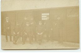 Carte Photo - Militaires Devant Un Wagon Comptabilité - Sonstige & Ohne Zuordnung