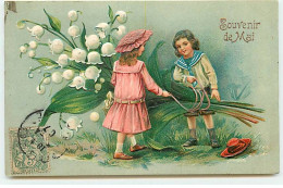 Carte Gaufrée - Fantaisie - Souvenir De Mai - Couple D'enfants Nouant Des Brins De Muguet - Sonstige & Ohne Zuordnung