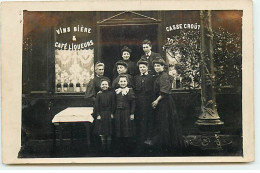 Carte Photo - Commerce - Une Famille Devant Un Café-restaurant - Cafes