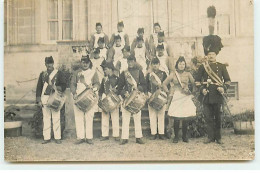 Carte Photo à Localiser - Une Fanfare Costumée - Zu Identifizieren