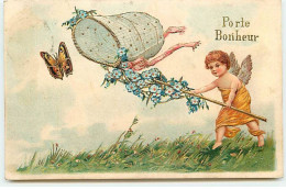 Carte Gaufrée - Porte-Bonheur - Ange Avec Un Filet De Papillon Voulant Attraper Un Papillon - Andere & Zonder Classificatie