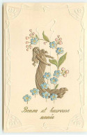 Carte Gaufrée - Bonne Et Heureuse Année - Jeune Femme Au Milieu De Myosotis - Neujahr