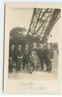 Carte Photo - PARIS - Tour Eiffel - Hommes Au Pied De La Tour Eiffel - 1927 - Eiffelturm