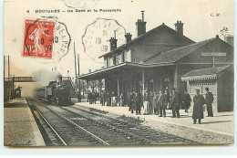 HOUILLES - La Gare Et La Passerelle - Arrivée D'un Train - Bahnhof - Houilles