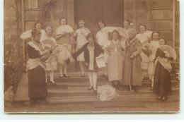 Carte Photo à Localiser - Jeunes Femmes Avec Des éventails Sur Le Perron - A Identifier