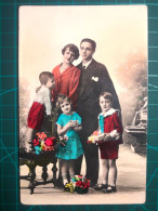 CARTE POSTALE, ART, Peinture Artistique. Famille, Papa Et Maman Jouant Avec Leurs Petits Enfants. Belle Variété De Coule - Gruppen Von Kindern Und Familien