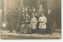 Carte Photo - Commerce - Groupe Devant Un Café, Un Homme à Califourchon Sur Un Tonneau - Cafes