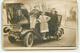 Carte Photo - Automobile - Une Femme, Un Enfant Et Deux Hommes Autour D'une Voiture Dans Une Rue - Turismo