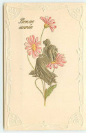 Carte Gaufrée - Bonne Année - Jeune Femme Assise Sur Des Marguerites - Neujahr