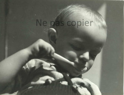 BEBE Vers 1935 Se Brossant Les Dents Photo 17,6 X 23,1 Cm Par HENRI MEMBRÉ - Other & Unclassified