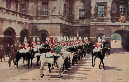 R298872 The Changing Of The Guard. Whitehall. London. No. 72306. Valentine. Vale - Autres & Non Classés