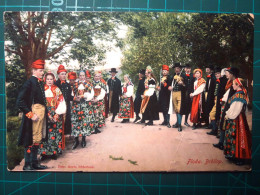 CARTE POSTALE, ART, FOLKLORE.  Hommes Et Femmes Avec Costumes Et Robes Traditionnels Et Instruments De Musique. Belle Va - Vestuarios