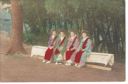 NAGASAKI - JAPON - T.Belle Vue Couleur Animée De Japonaises Assises Sur Un Banc - Andere & Zonder Classificatie