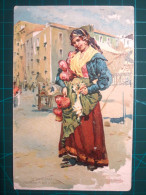 CARTE POSTALE, ART, FOLKLORE. Jeune Femme En Tenue Traditionnelle Typique De La Région. Belle Variété De Couleurs Pastel - Costumes