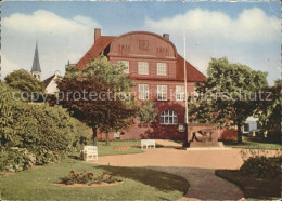 72139886 Buesum Nordseebad Rathaus Mit Ehrenmal Und Kirche Buesum - Büsum