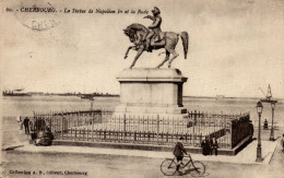 50 , Cpa  CHERBOURG , 60 , La Statue De Napoléon 1er Et La Rade (13469) - Cherbourg