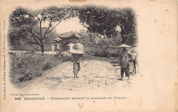 China - MENGZI CITY Yunnan - Prisonner With The Cangue In Front Of The French Consulate - Publ. Union Commerciale Indo-C - Chine