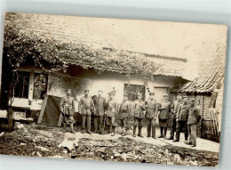 39882221 - Gruppenaufnahme Von Landsern In Uniform Im Hof - War 1914-18