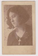 Pretty Young Woman, Lady With Cross Necklace, Portrait, Vintage 1930s Orig Photo 8.8x13.8cm. (1160) - Anonymous Persons