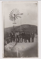 People In Farm, Pose To Big Wind Powered Water Pump, Windpump,scene, Vintage 1920s Orig Photo 8.8x13.8cm. (1123) - Anonymous Persons