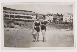 Two Pretty Young Women With Maillots, Lady Summer Beach Pose, Vintage 1920s Orig Photo 13.9x8.9cm. (66762) - Anonymous Persons