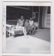 Cute Girls Family Portrait, Pose On Sofa, Vintage Orig Square Photo 8.4x8.9cm. (67836) - Anonymous Persons