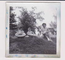 Cute Girls Pose With Inflatable Swimming Rings, Portrait In Park, Vintage Orig Square Photo 8.9x9cm. (67841) - Anonymous Persons