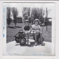 Cute Girls Pose On Radio Flyer Wagon, Portrait In Yard, Vintage Orig Square Photo 8.9x9cm. (67838) - Anonymous Persons