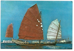 CHINESE JUNK - WITH THE BACKGROUND OF MODERN BUILDINGS BEING THE TOURIST CENTRE IN KOWLOON.- HONG KONG.- ( CHINA ) - Chine (Hong Kong)