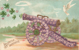 P2- Fantaisie  -BONNE ANNEE -carte Gaufrée Canon à Fleurs Et Colombe Cpa Rare Coin Abimee - Mechanical