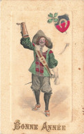P2- Fantaisie -BONNE ANNEE Carte Gaufre Homme Costume De L'epoque  Drapeau Et Trefle - New Year