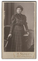 Fotografie E. Seifert, Fürstenfeldbruck, Portrait Dunkelhaarige Junge Frau Mit Lockigem Haar Im Kleid  - Personnes Anonymes