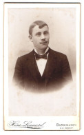 Fotografie Heinr. Lennard, Burghausen / Salzach, Stadtplatz 43, Portrait Charmanter Junger Mann Im Jackett  - Anonymous Persons