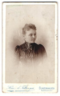 Fotografie Heinach Fettinger, Gunzenhausen, Bahnhofstr., Portrait Blonde Junge Frau Mit Halskette Im Gerüschten Kleid  - Anonyme Personen