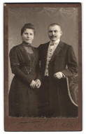 Fotografie Fotograf Unbekannt, Naumburg A. S., Poststr., Portrait Eines Elegant Gekleideten Paares  - Anonyme Personen