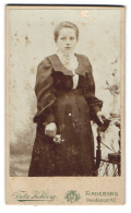 Fotografie Fritz Kohberg, Radeberg, Dresdnerstr. 42, Portrait Schönes Fräulein Im Kleid Mit Blume In Der Hand  - Anonyme Personen