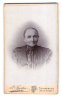 Fotografie P. Fischer, Schwabach, Nördl. Ringstr. 1, Portrait Einer Elegant Gekleideten Dame Mit Rüschen Am Kleid  - Anonyme Personen