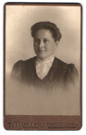 Fotografie Müller, Franzensbad, Portrait Bildschöne Dame In Eleganter Bluse  - Anonyme Personen