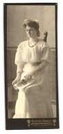 Fotografie Gustav Rasch, Schleswig, Bismarckstr., Junge Dame Im Weissen Kleid  - Anonymous Persons