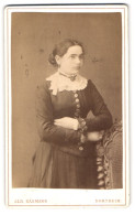 Fotografie Alb. Bäsmann, Northeim, Breitestr. 50, Junge Dame In Modischer Kleidung  - Anonymous Persons