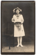 Fotografie Unbekannter Fotograf Und Ort, Portrait Junges Mädchen Im Hellen Kleid Mit Haarschleifen Als Blumenmädchen  - Anonyme Personen