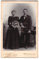 Fotografie A. Hansen, Worms A. Rh., Hagenstr. 26, Eheleute Im Schwarzen Hochzeitskleid Und Anzug, Brautstrauss  - Anonymous Persons